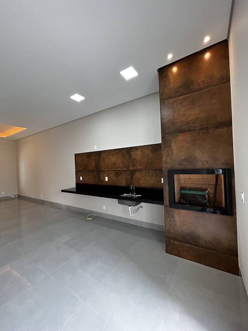 Belíssima casa no Tarumã em tangará da serra-MT
Terreno 10x25.
164 M2