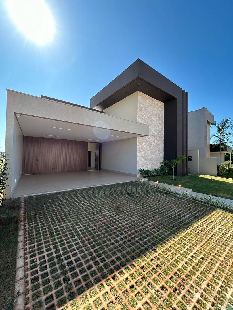 CASA DE ALTO PADRÃO NO MANACÁ 222 M2