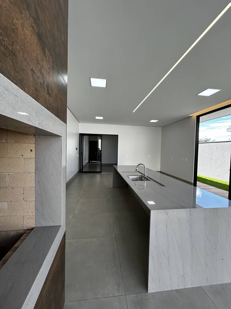 Casa à venda com 3 quartos, 238m² - Foto 2