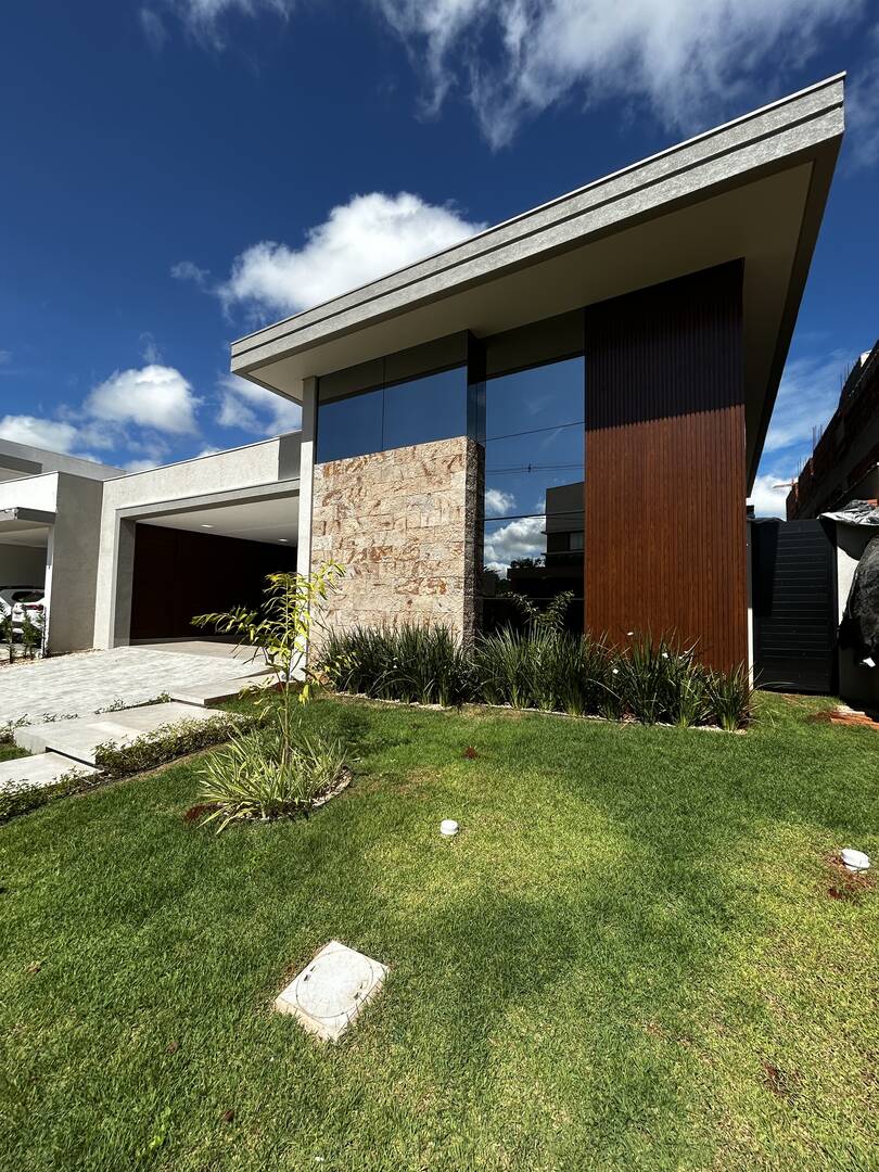 Casa à venda com 3 quartos, 262m² - Foto 1