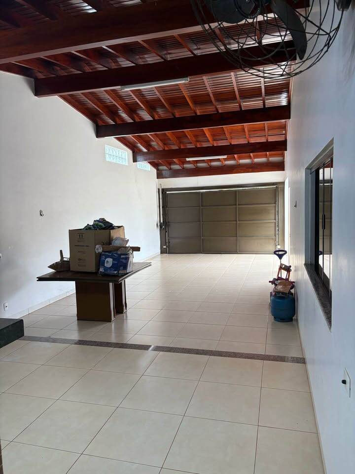 Casa à venda com 3 quartos, 225m² - Foto 1