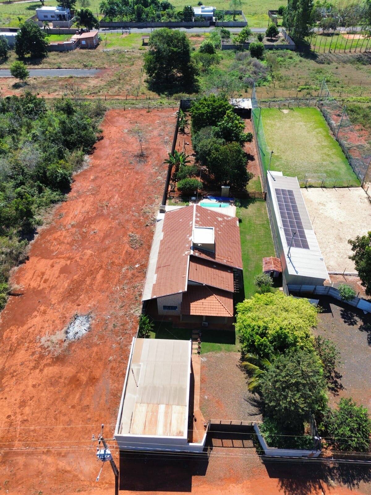 CHÁCARA DE ALTO PADRÃO 4 KM DO CENTRO DE TANGARÁ DA SERRA-MT. COM PISCINA