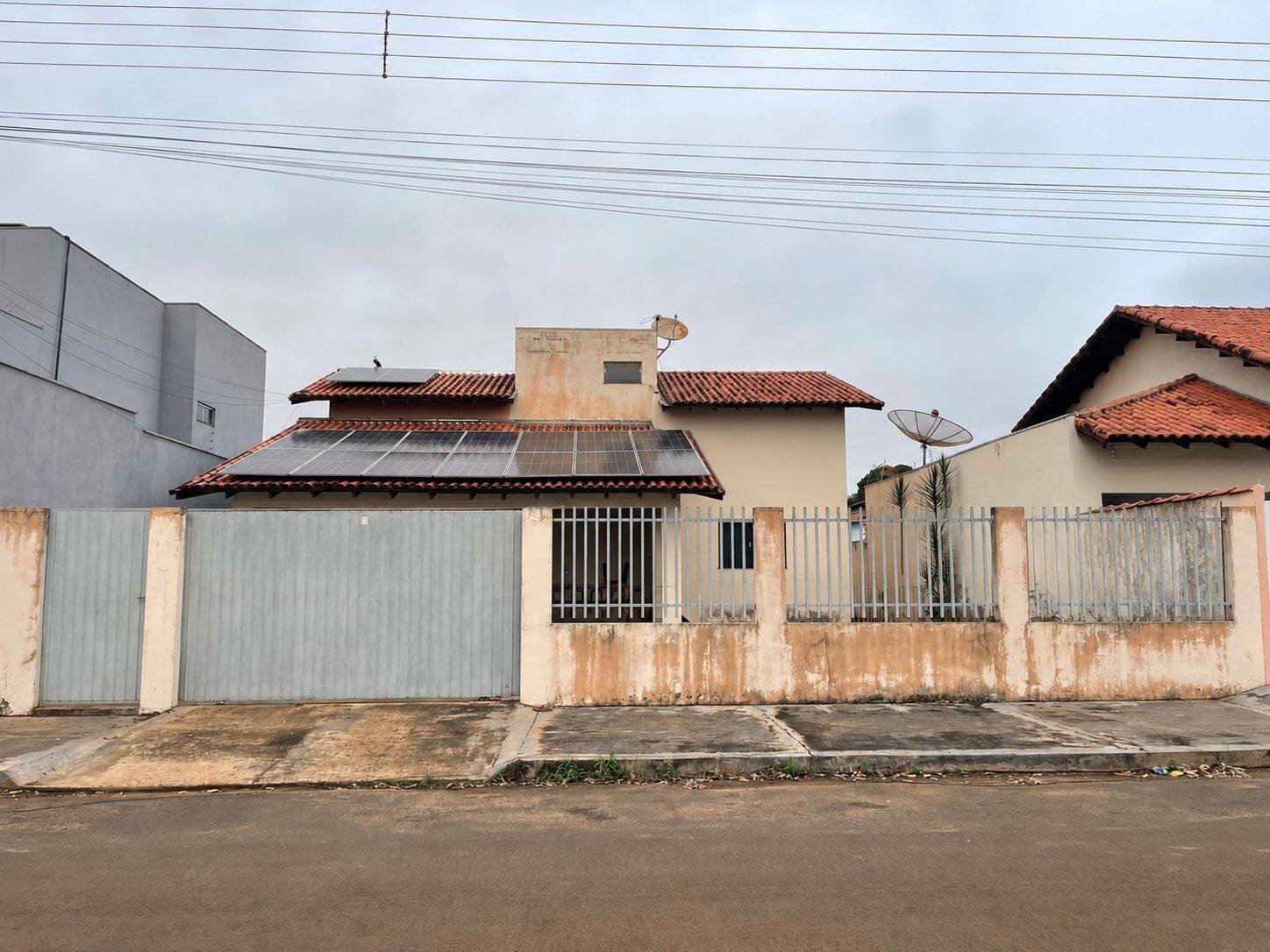 Casa ampla com  garagem para 6 veículos – Excelente localização